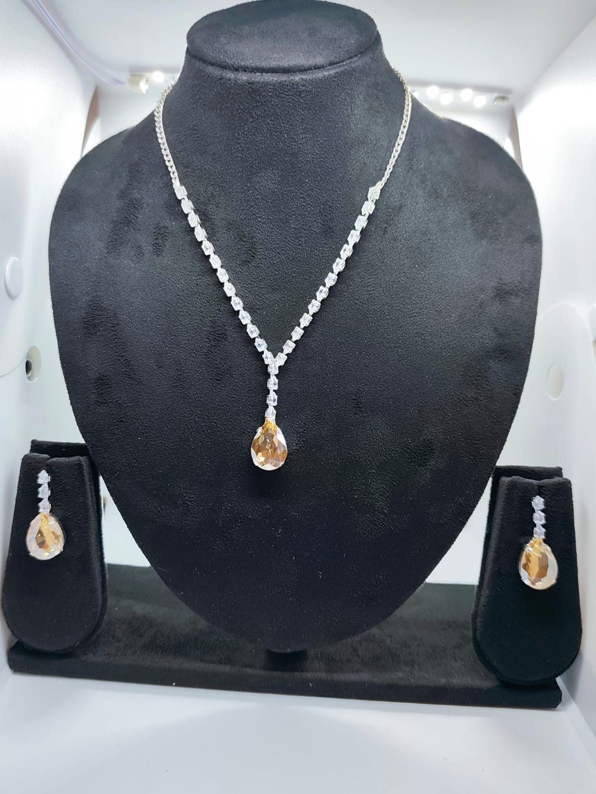 necklace set  of rich stone with pair of earrings