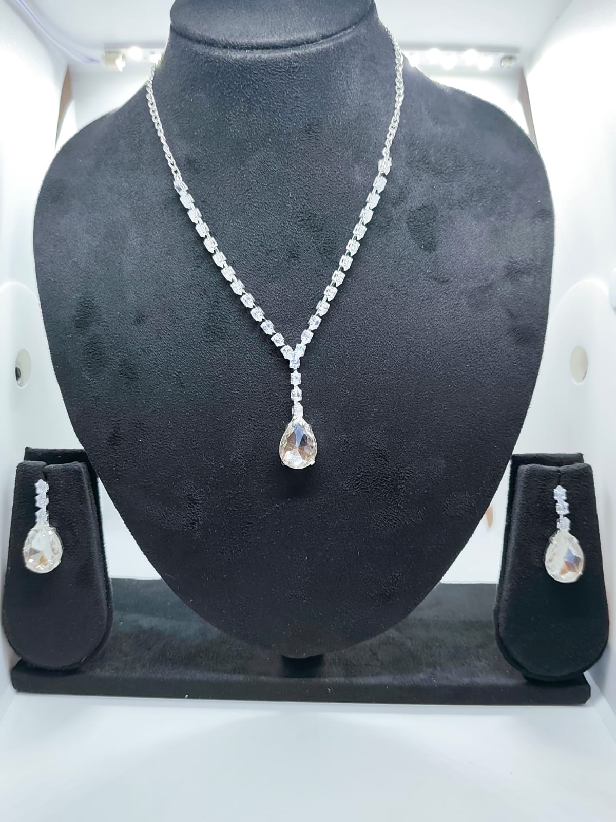 necklace set  of rich stone with pair of earrings